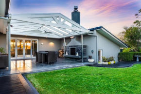 Private Luxury Waterfront Spa Villa, Auckland